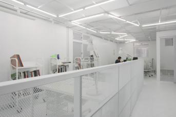 辦公室裝修:建筑人的實(shí)驗(yàn)精神，將18坪新創(chuàng)辦公室變身白色幻境！