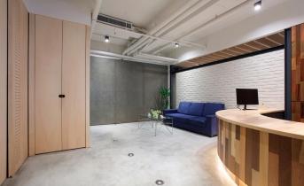 我的行事風(fēng)格就是不呆板！25 年老屋蛻變?yōu)楠?dú)特工業(yè)風(fēng)辦公室 